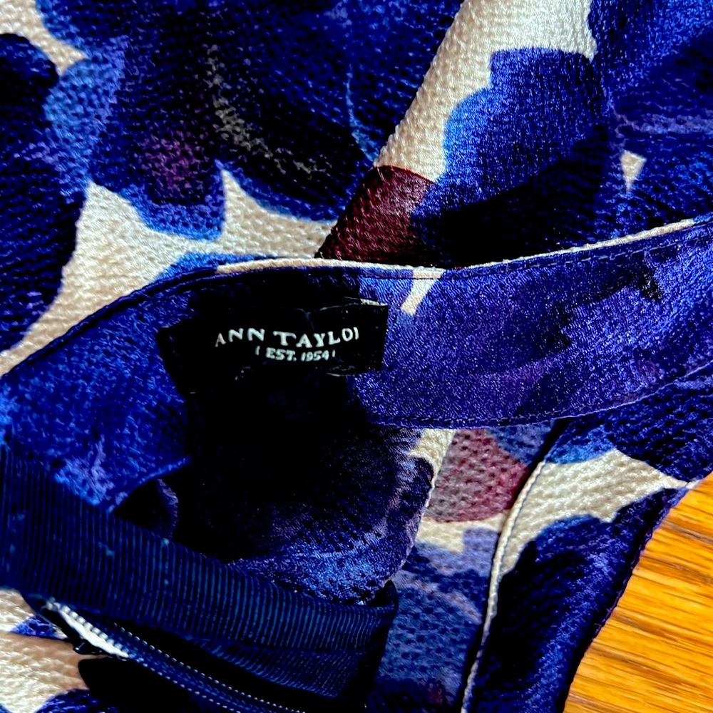 AnnTaylor peplum top.EXCELLENT condition.Feels/looks likeSilk.Enhances ur curves - Picture 3 of 7